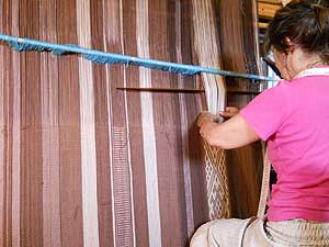 laboreo de poncho en telar mapuche