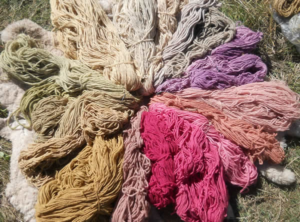 colores de lanas teñidas con tintes naturales